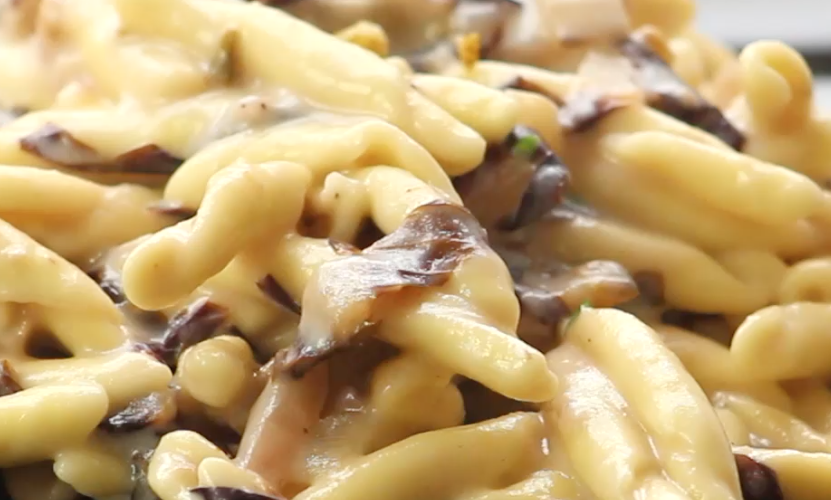 Pasta con crema di radicchio e noci