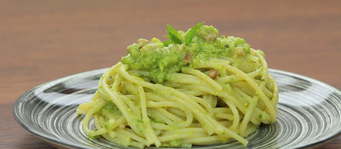Spaghetti menta, zucchine e guanciale
